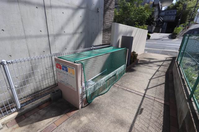 敷地内にゴミ置き場