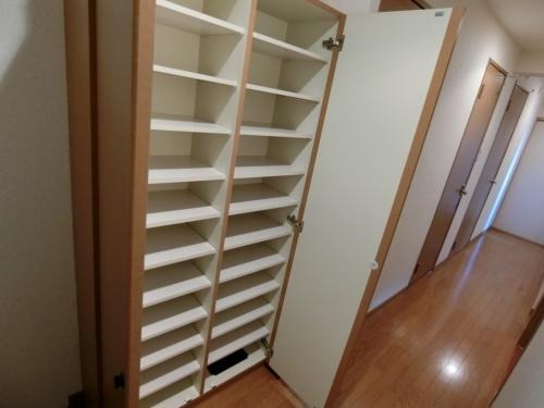 玄関収納もございます。