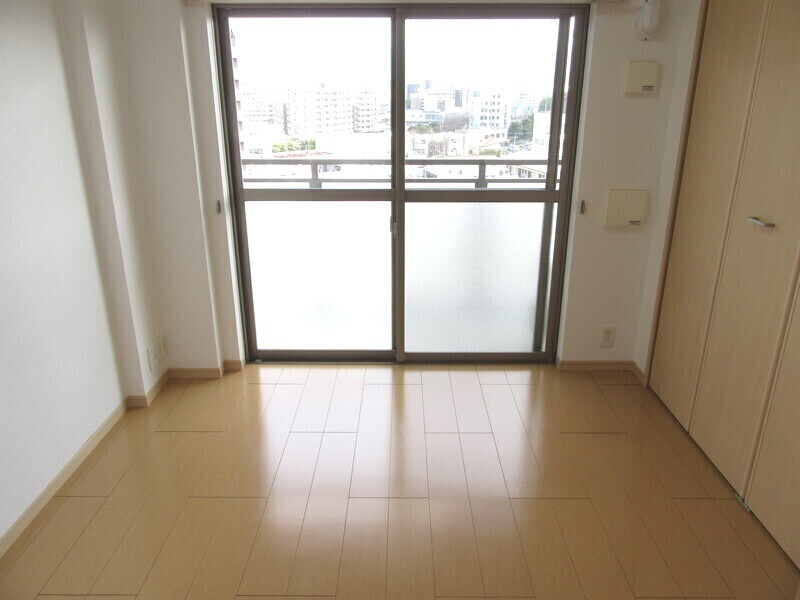 大きな窓で明るいお部屋