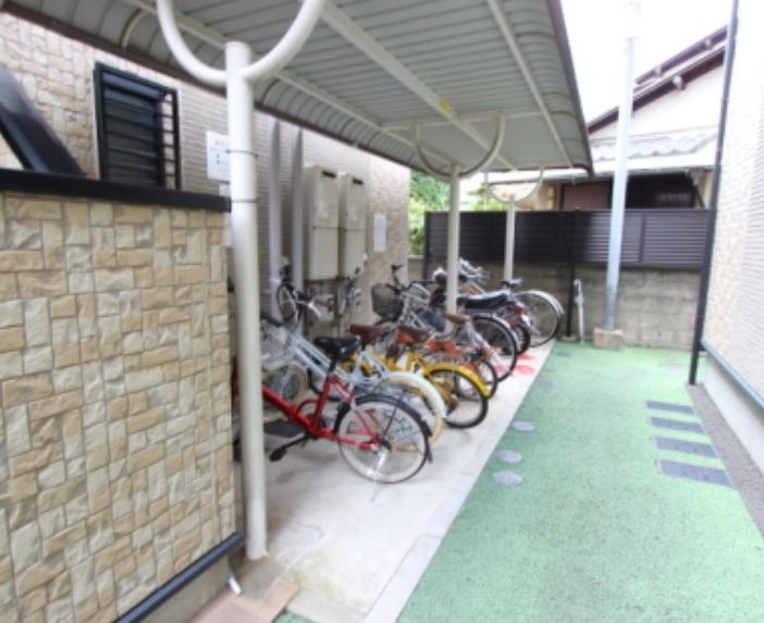 屋根つき駐輪場ございます。