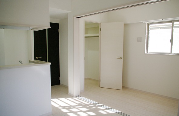 角部屋で光差し込みます
