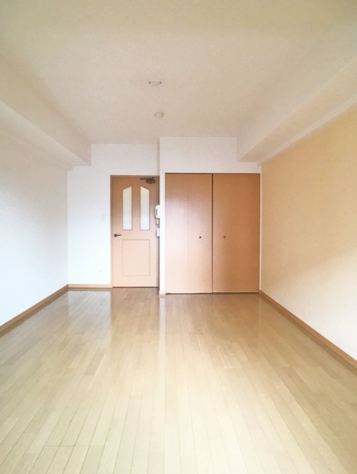 白基調のきれいなお部屋になります。