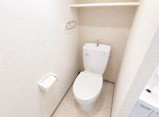 収納棚付きで清潔感あるトイレです
