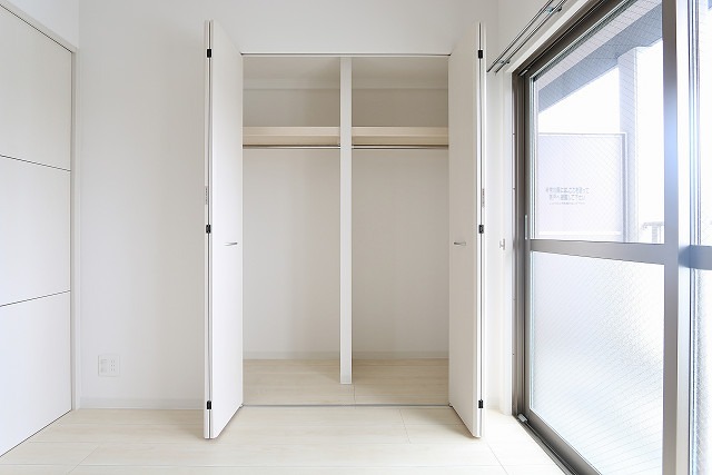 かさばりやすいお洋服もたっぷり収納できます※別部屋参照