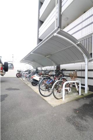 屋根付き駐輪場完備