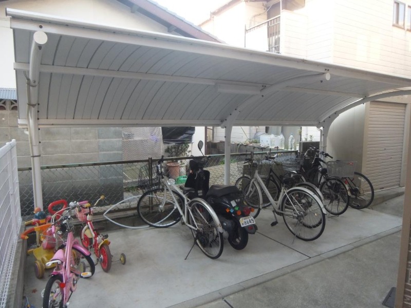 屋根付きの駐輪場です。