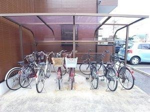 屋根付きの駐輪スペースです。