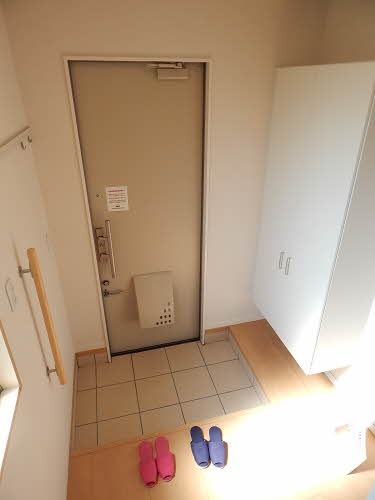 玄関はこのようになってます。