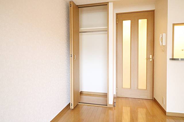 収納力のあるクローゼット。