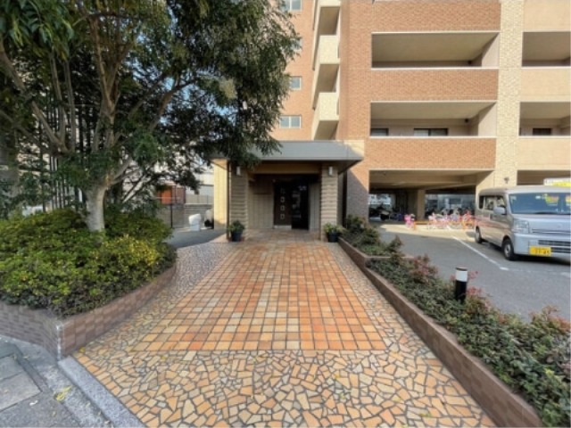 おしゃれで広々としたエントランス