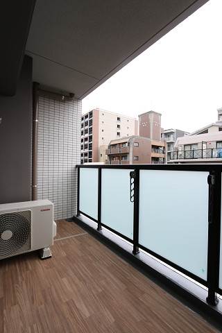 バルコニーも広々、洗濯物も乾きそうですね