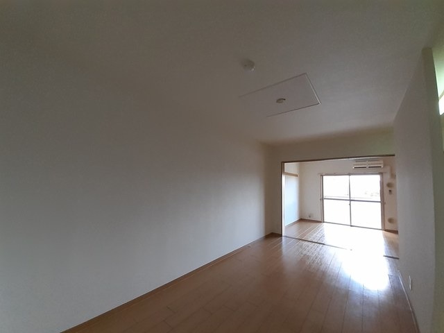 広々リビングでゆっくりお過ごしください