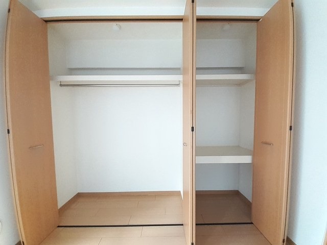 かさばりやすいお洋服もたっぷり収納可能です