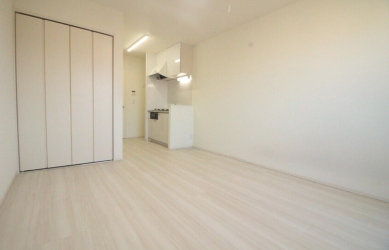 白を基調とした明るい配色のお部屋です