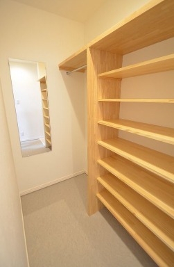 玄関には広い収納がございます。