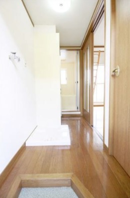 玄関からみるとこんな感じです
