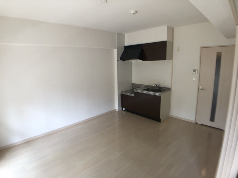 人気のホワイトフローリングのお部屋です