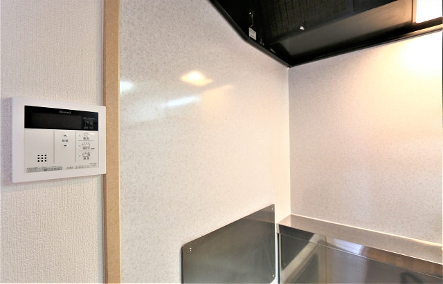 キッチン横に給湯設備のパネルがございます。