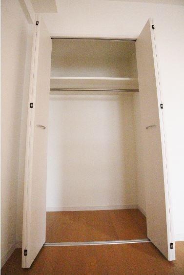 奥行きがあり、たっぷりと収納できるクローゼットです