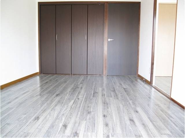 洋室も明るいです。