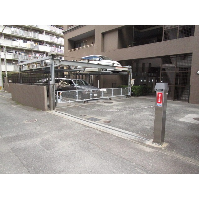 ゲート付きの駐車場です