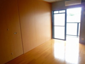 広々としたリビングでお過ごしくださいませ