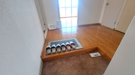 明るい玄関でお出迎え！