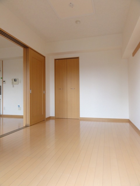 明るいリビングでお過ごしくださいませ