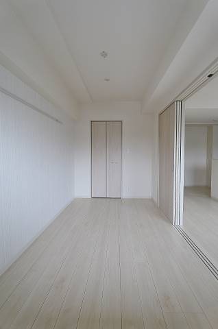 こちらは寝室にピッタリの洋室です