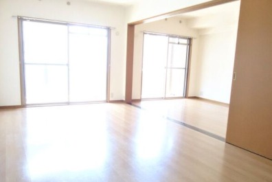 家具の配置に困らないリビングですね