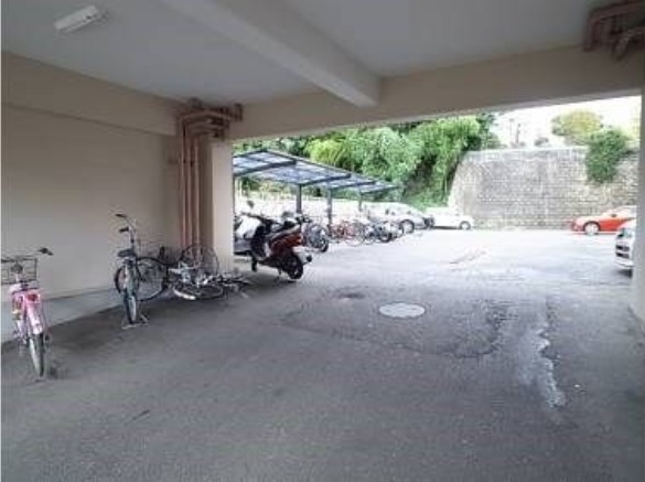 マンション1階に駐輪場があります