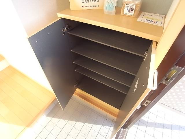 玄関収納もございます。