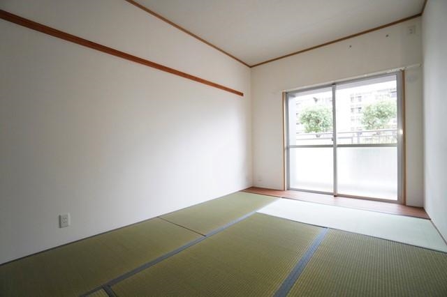 リビング横の和室も清潔感たっぷり