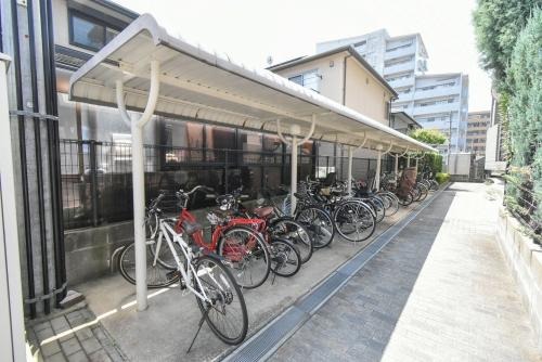 駐輪スペースは屋根付きです