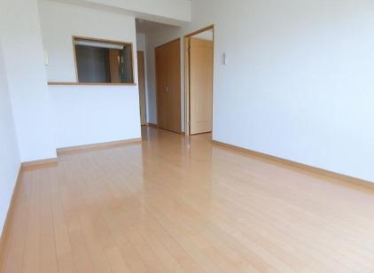 明るくて広々としたリビングでお過ごしくださいませ