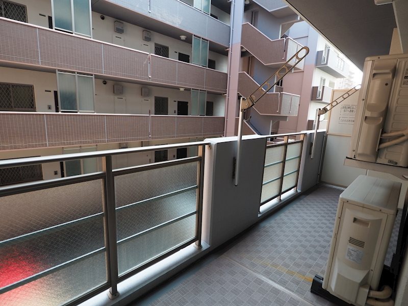 晴れた日はこちらで洗濯物を干せます