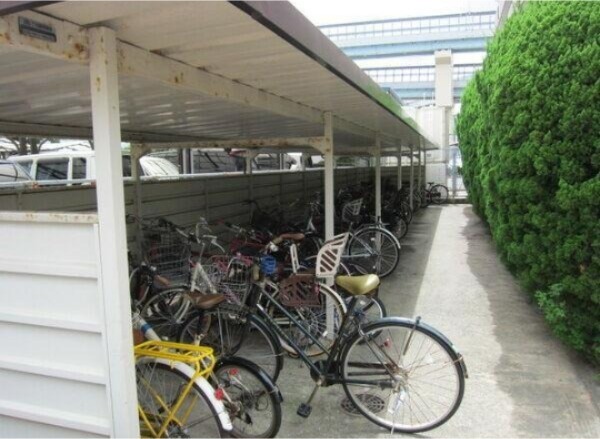 駐輪スペースは屋根付きです。
