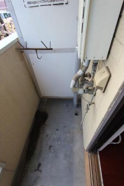 バルコニーに洗濯機置場があります