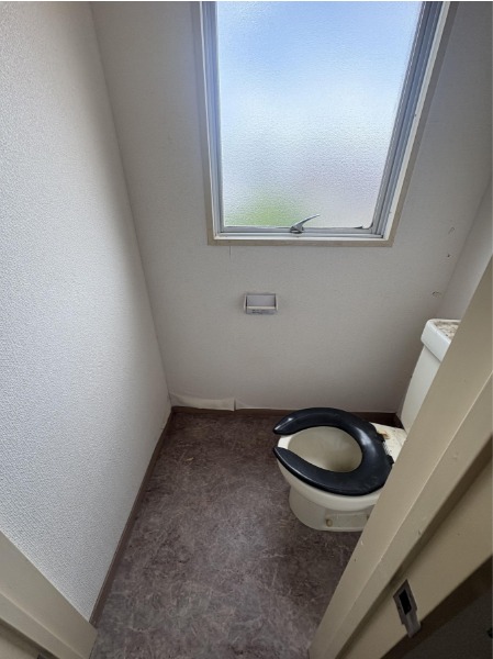 窓付きのトイレです
