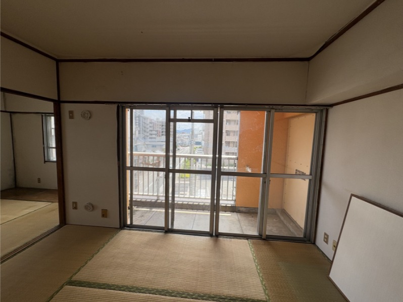 窓が大きい洋室です