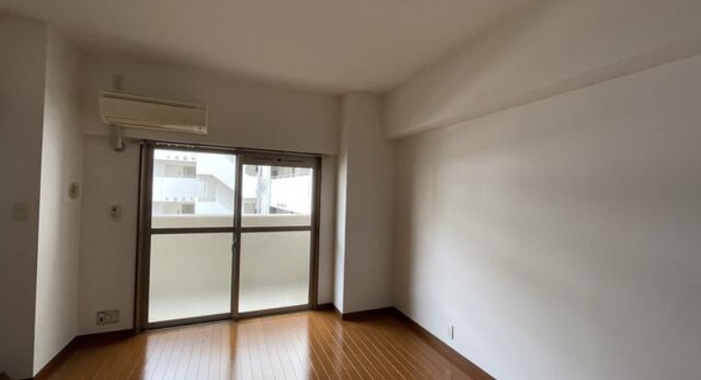 家具の配置に困らないリビングですね