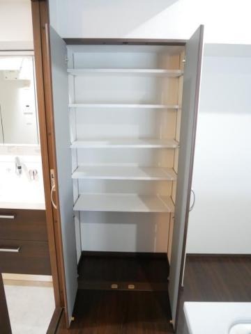 キッチンにも備え付け収納があります