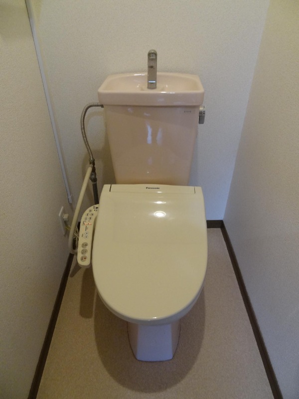 温水洗浄付き便座です
