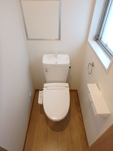 窓付きで清潔感のあるトイレです
