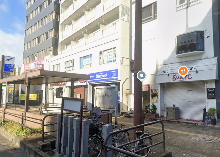地下鉄降り口目の前です