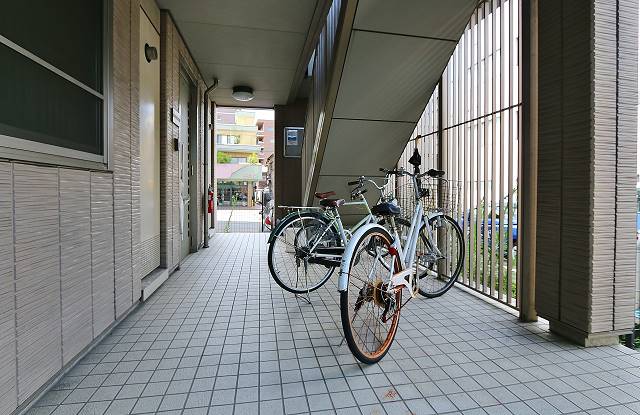 こちらに自転車をどうぞ