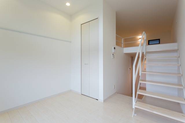 ホワイトフローリングで明るいお部屋