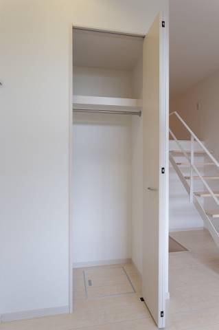 お洋服はこちらへ