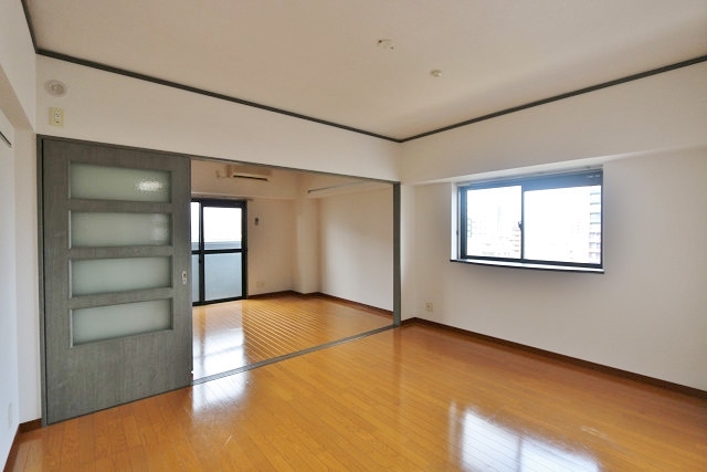 広々リビングでソファーも充分置けそうですね