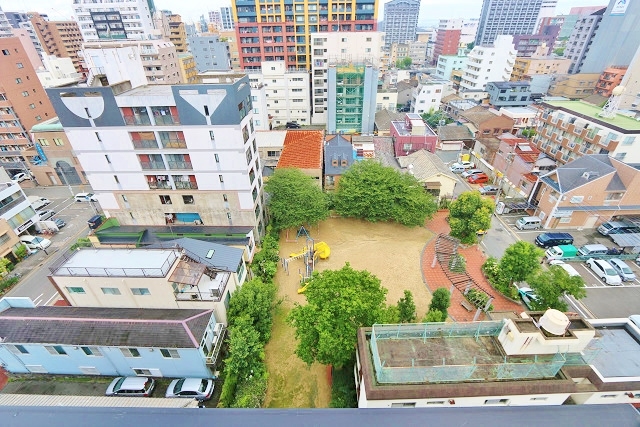 前に建物が無いので明るいです